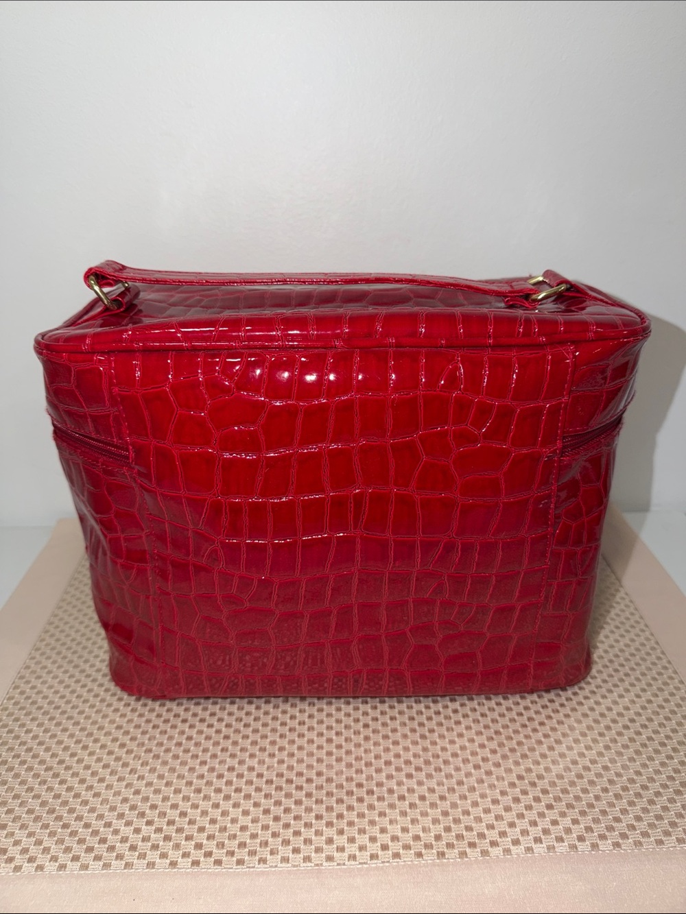 Elizabeth Arden Pebbled Patent Faux Leather Gold Tone Large Cosmetics Bag